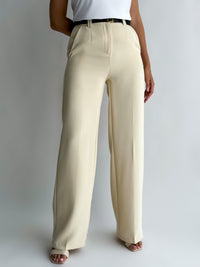 moteriskos-placios-kelnes-su-dirzu-cameroon-kremine