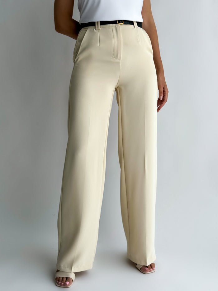 moteriskos-placios-kelnes-su-dirzu-cameroon-kremine