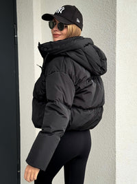 Moteriška trumpa striukė su gobtuvu FRANKIE Juoda