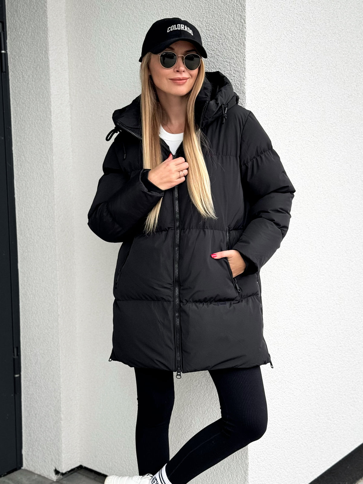 Moteriška vidutinio ilgio striukė su gobtuvu LEOLA Juoda