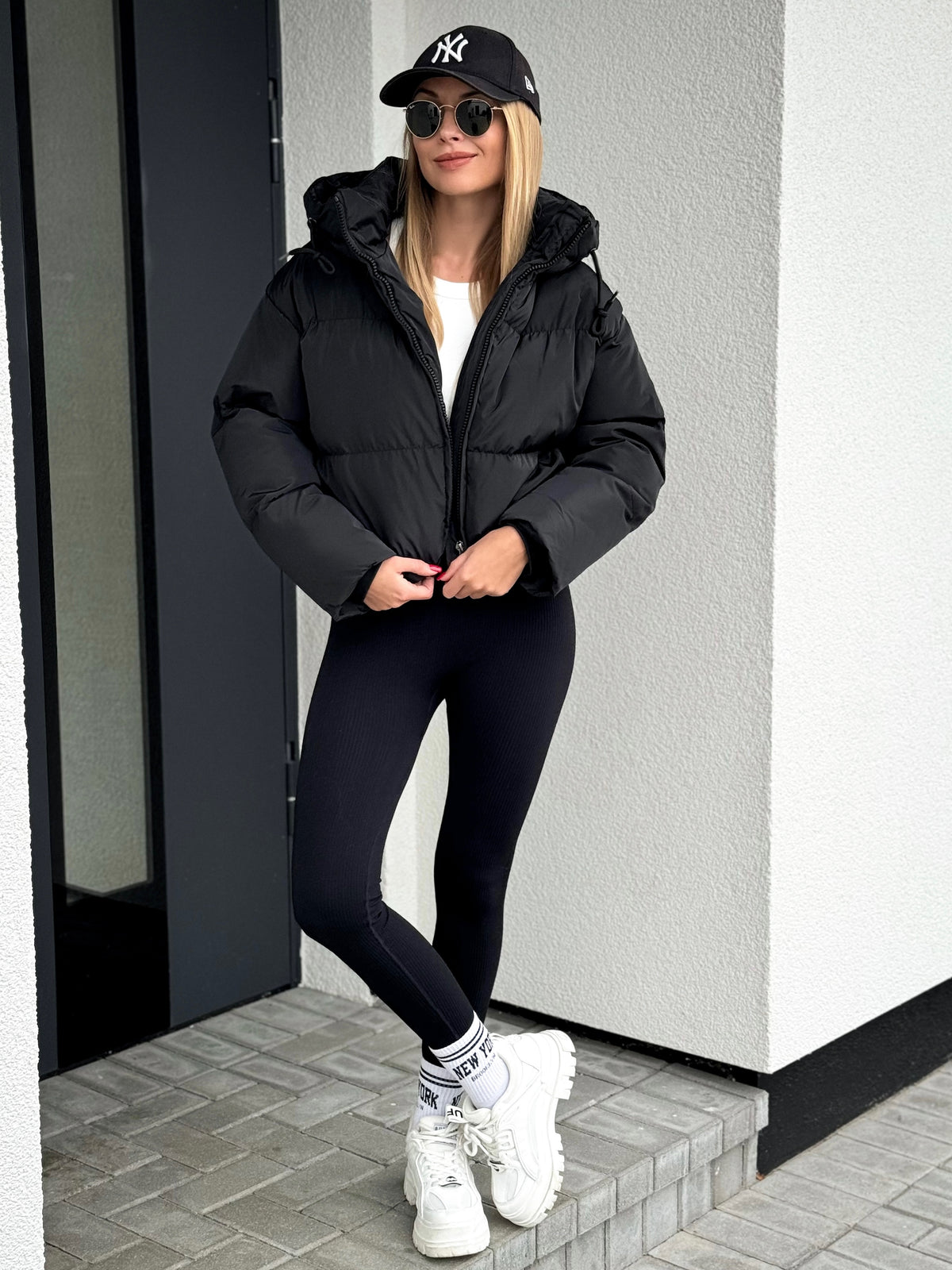 Moteriška trumpa striukė su gobtuvu FRANKIE Juoda