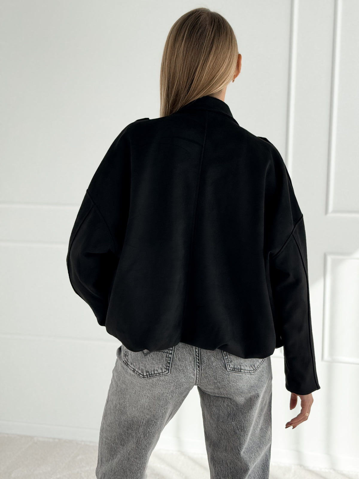 Moteriškas zomšos imitacijos švarkas NIVORA Juoda