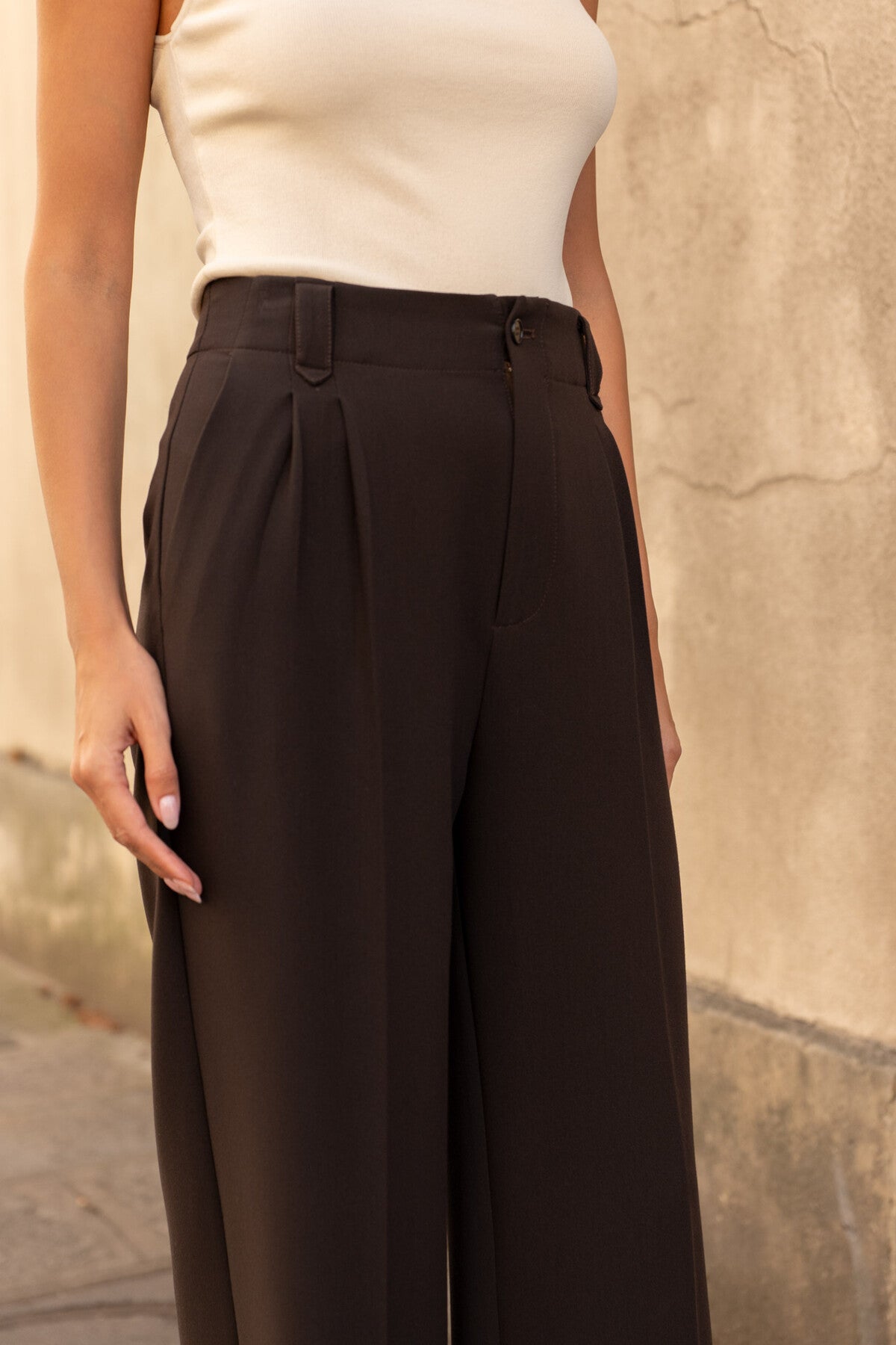 Moteriškos plačios klasikinės kelnės SANCHA Tamsiai ruda