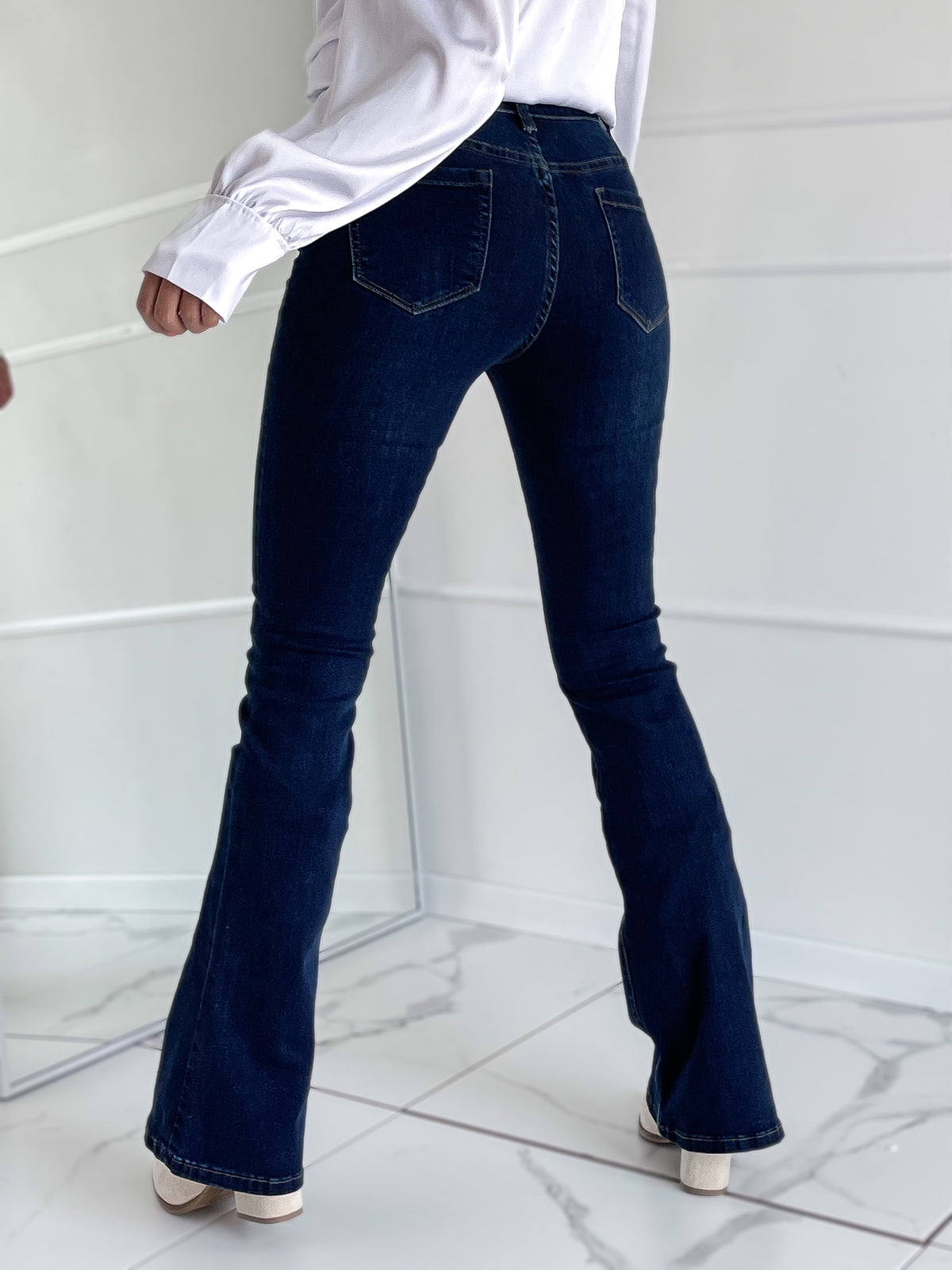 TALL BOOTCUT modelio platėjantys moteriški džinsai aukštu liemeniu OLLIE