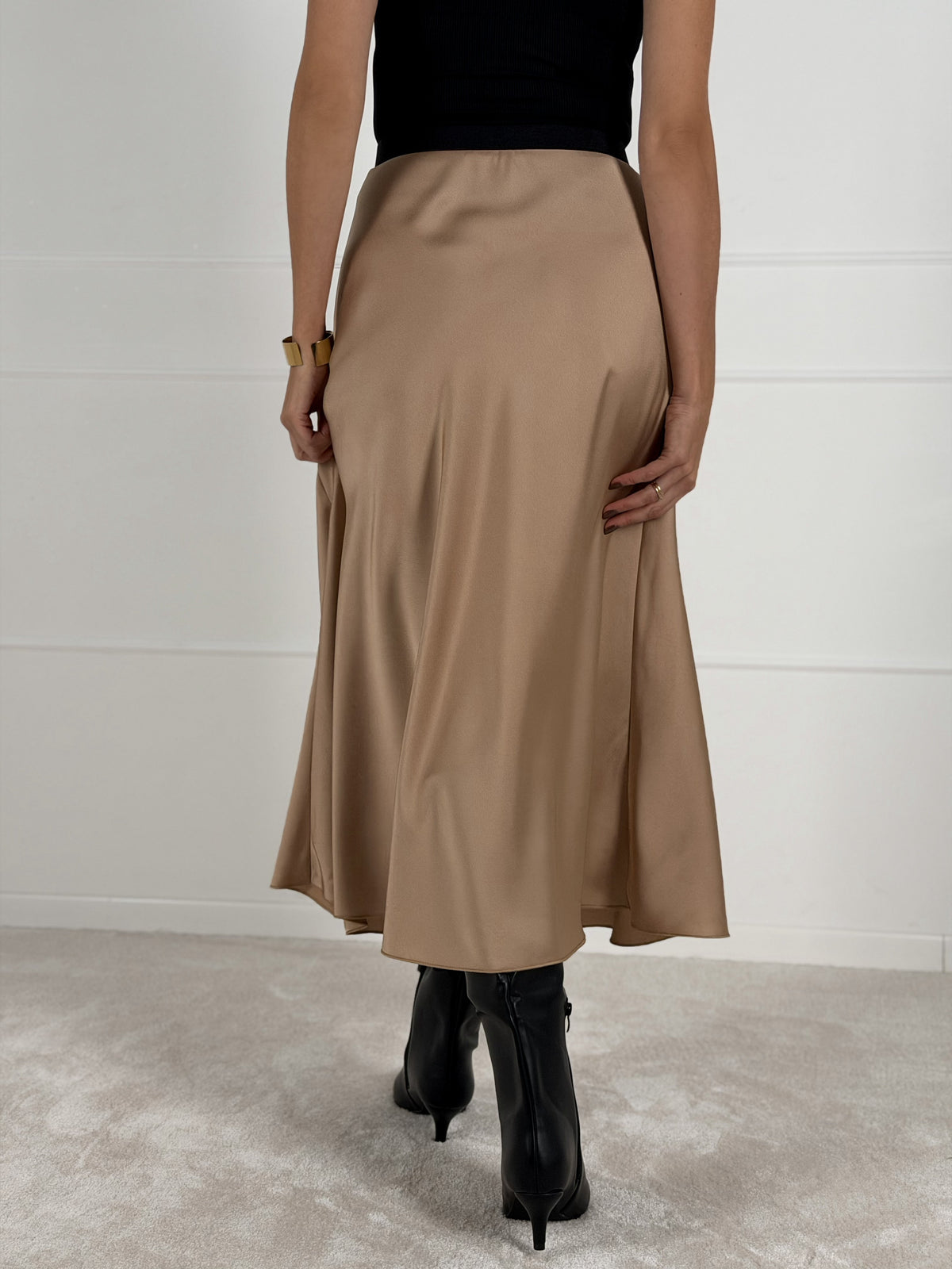 Moteriškas itališkas satino sijonas JENARO Kreminė