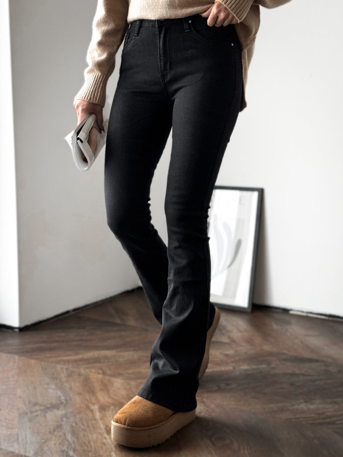 TALL BOOTCUT modelio platėjantys moteriški džinsai aukštu liemeniu OLLIE Juoda