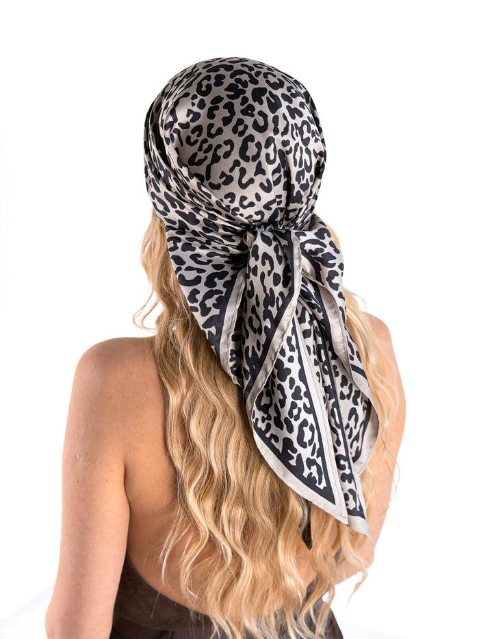 Moteriška gyvūno kailio rašto skara ARIS Kapučino