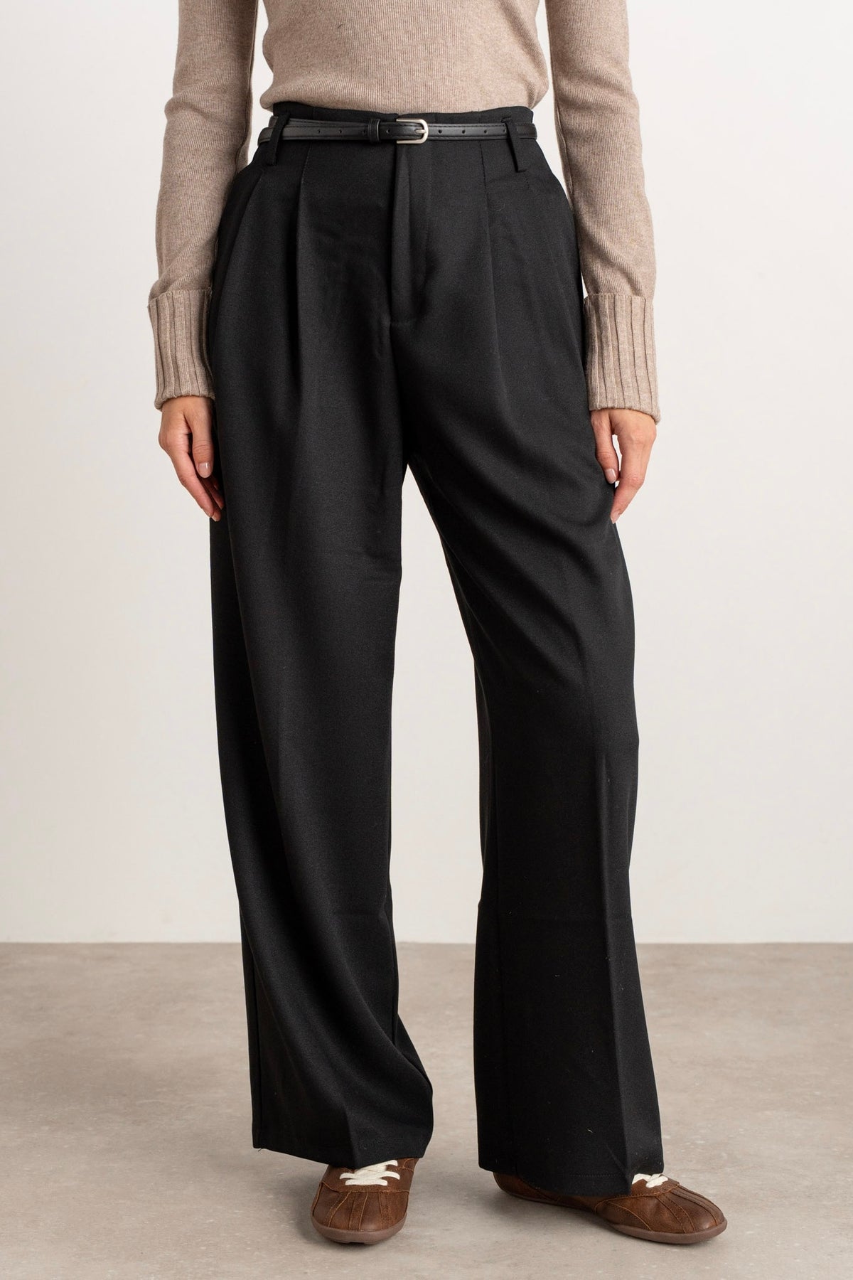 Moteriškos klasikinės kelnės su diržu BASILIO Juoda