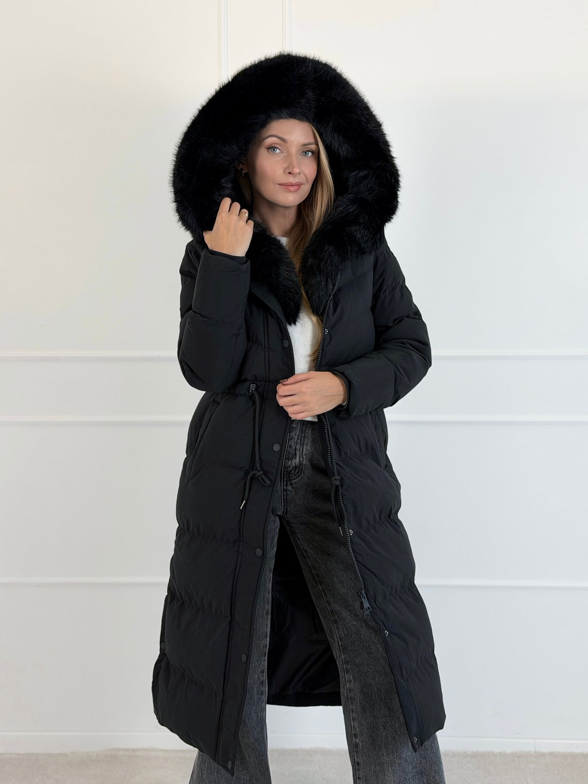 Moteriška ilga žieminė striukė su gobtuvu LUCHO Juoda