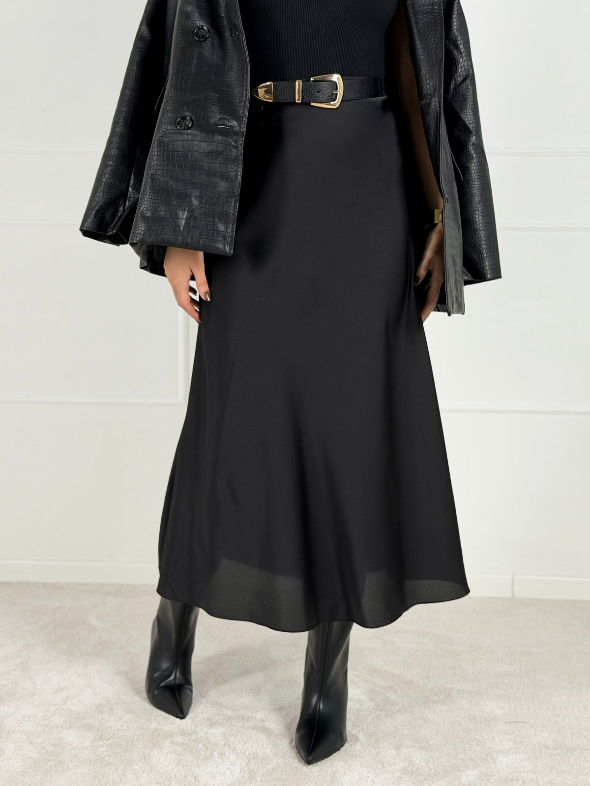 Moteriškas itališkas satino sijonas JENARO Juoda