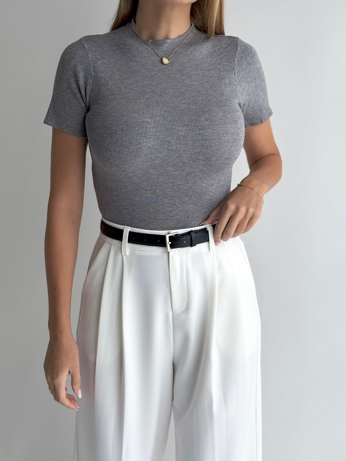 moteriska-palaidine-trumpomis-rankovemis-brielle-pilka