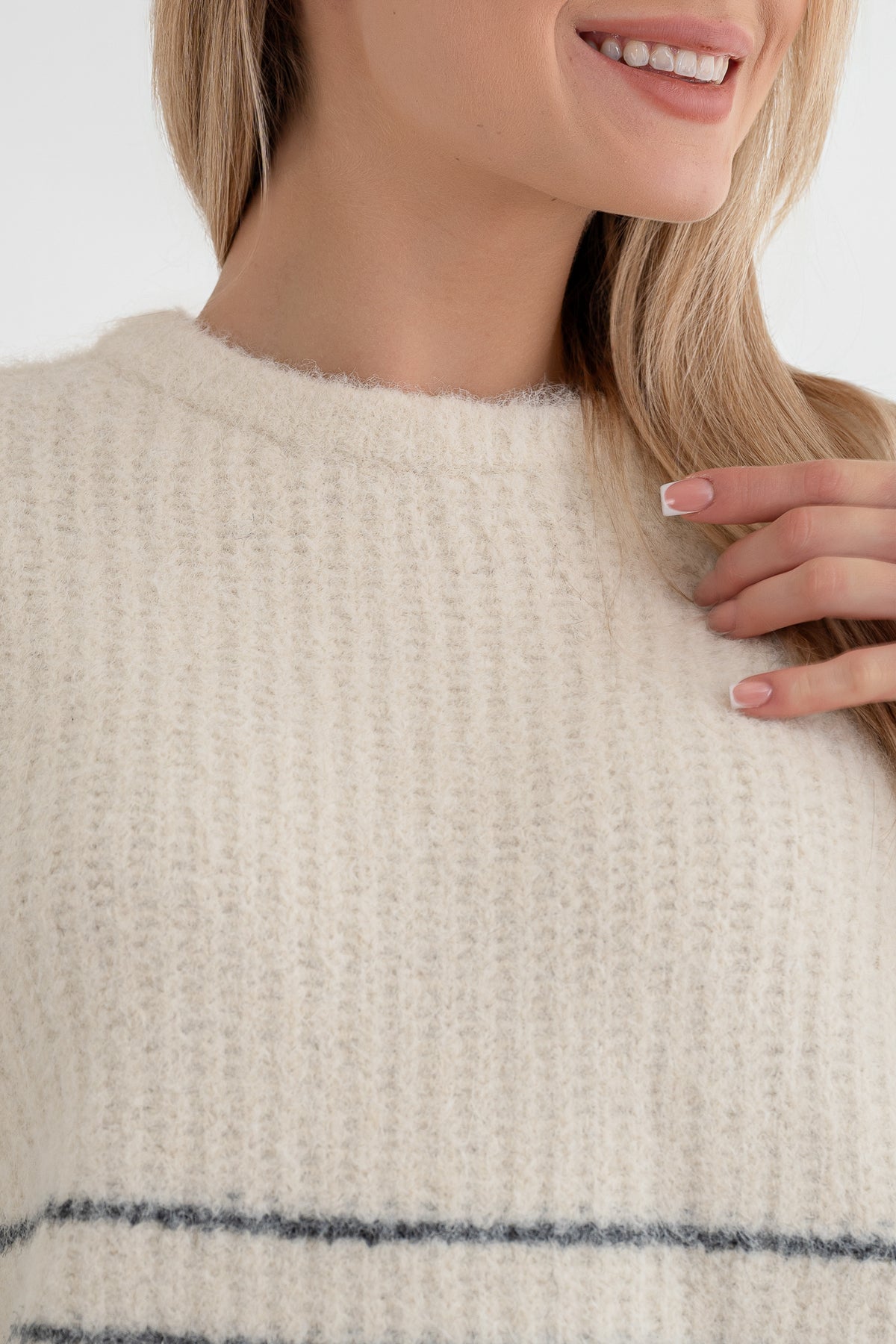 Moteriškas šiltas megztinis su vilna ODELIA Balta