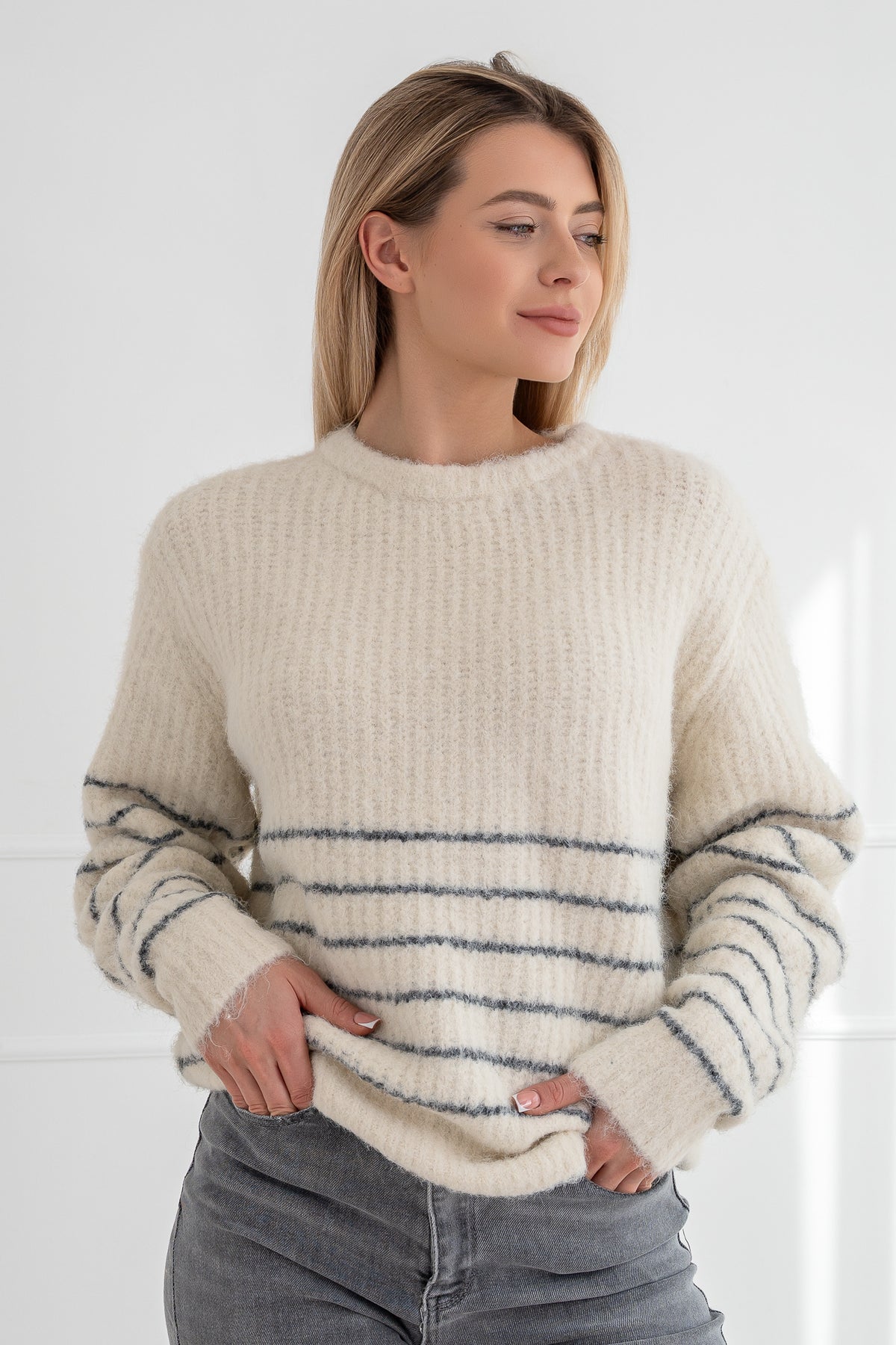 Moteriškas šiltas megztinis su vilna ODELIA Balta