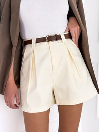 Moteriški klasikiniai šortai su diržu KAITEL Šviesiai kreminė