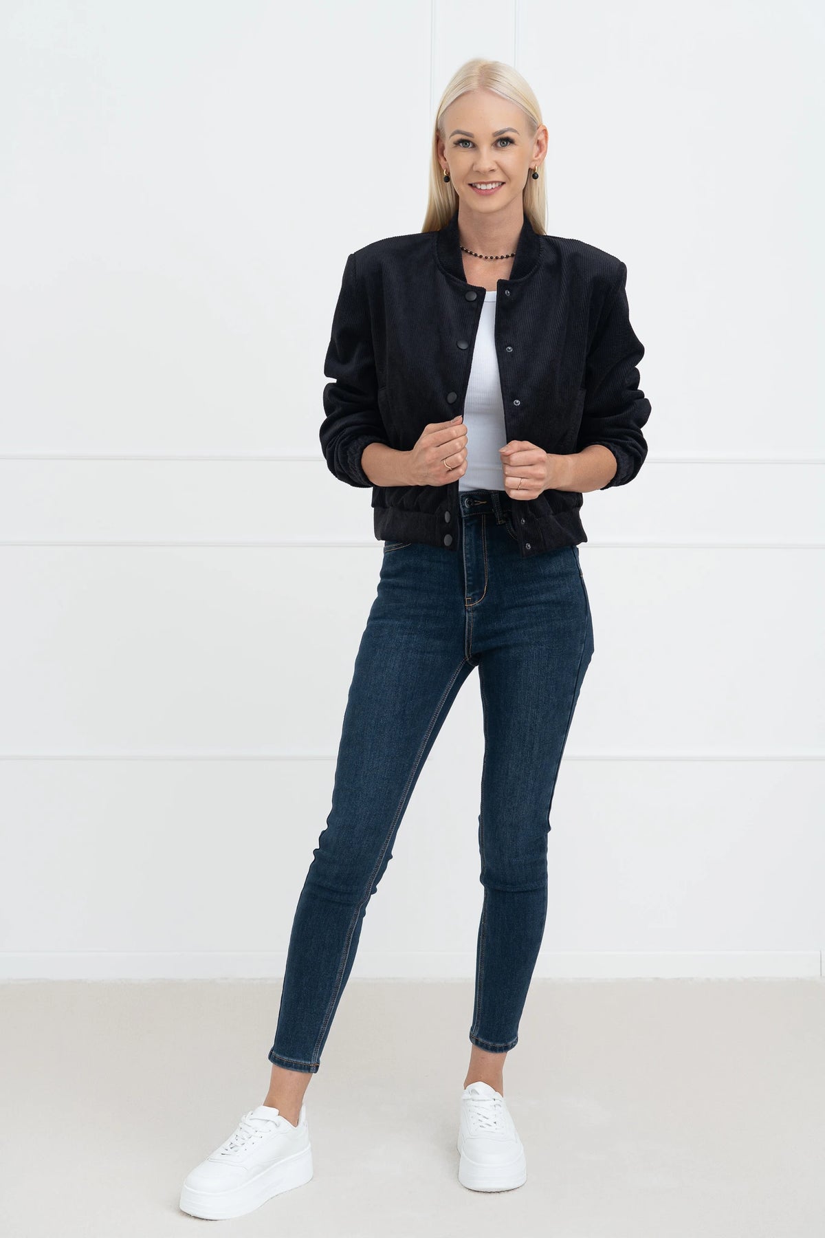 Moteriškas velvetinis bomber stiliaus užsagstomas švarkas BRIANA Juoda