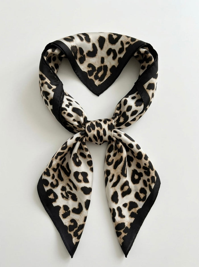 Moteriška gyvūno kailio rašto skara su šilku TESSA Kreminė