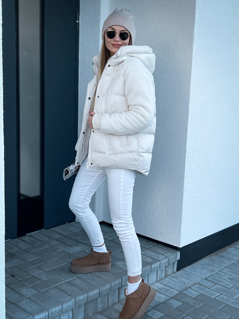 Moteriška trumpa kombinuoto teddy audinio striukė su gobtuvu LESLIE Balta