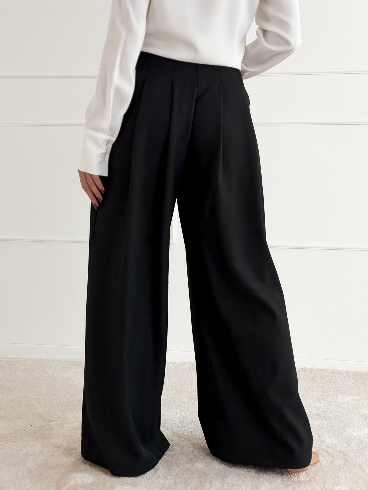 Moteriškos plačios klasikinės kelnės MADHU Juoda