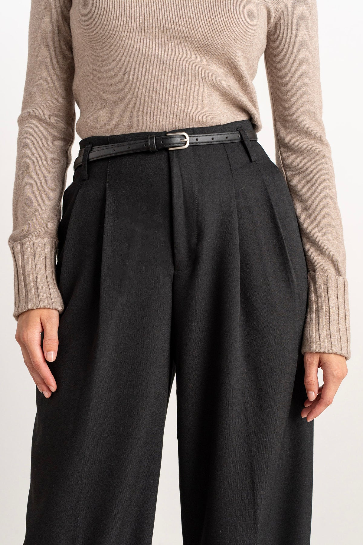 Moteriškos klasikinės kelnės su diržu BASILIO Juoda