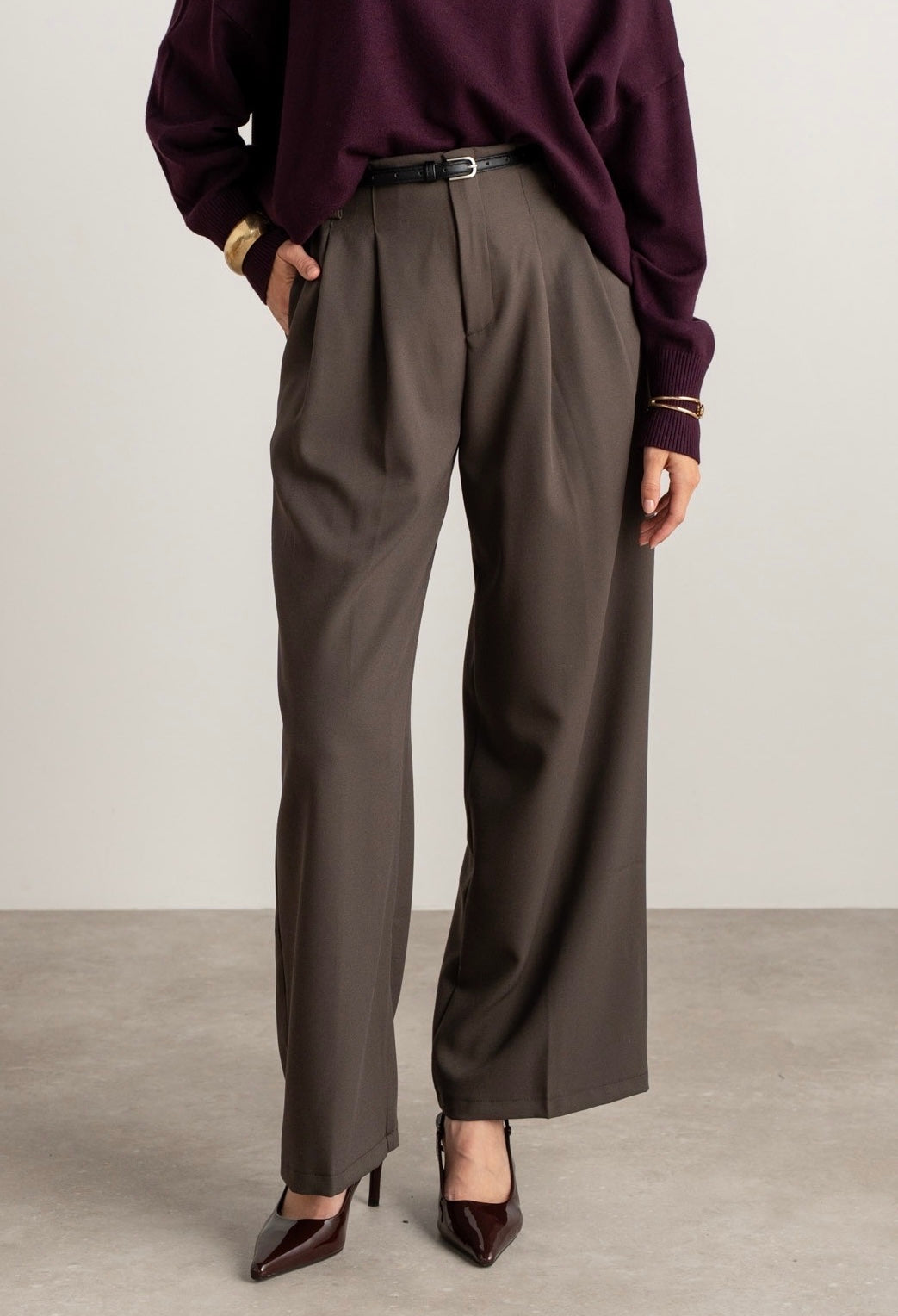 Moteriškos klasikinės kelnės su diržu BASILIO Tamsiai ruda