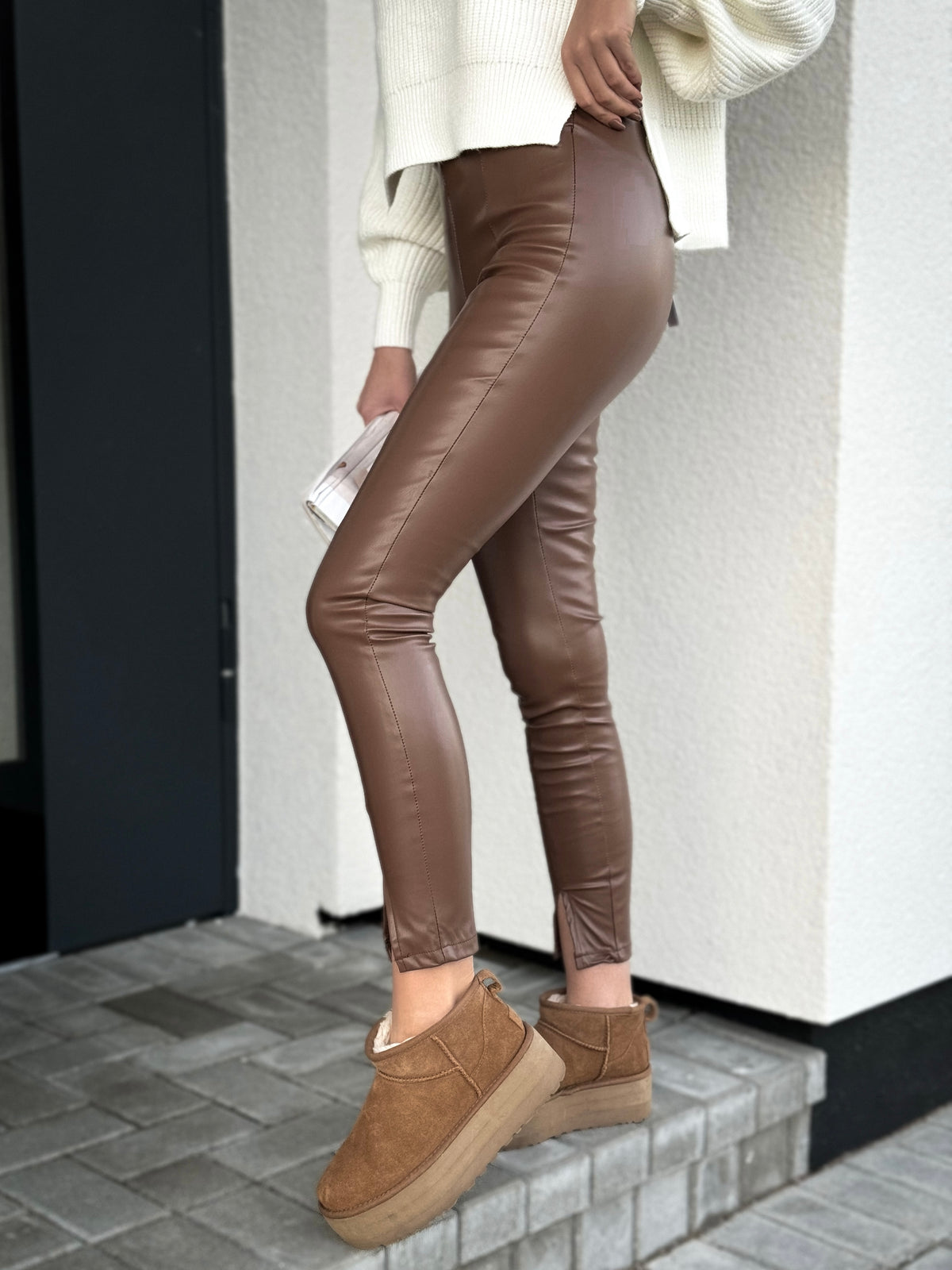 Moteriškos dirbtinės odos kelnės su skeltukais ALFIE Tamsiai ruda