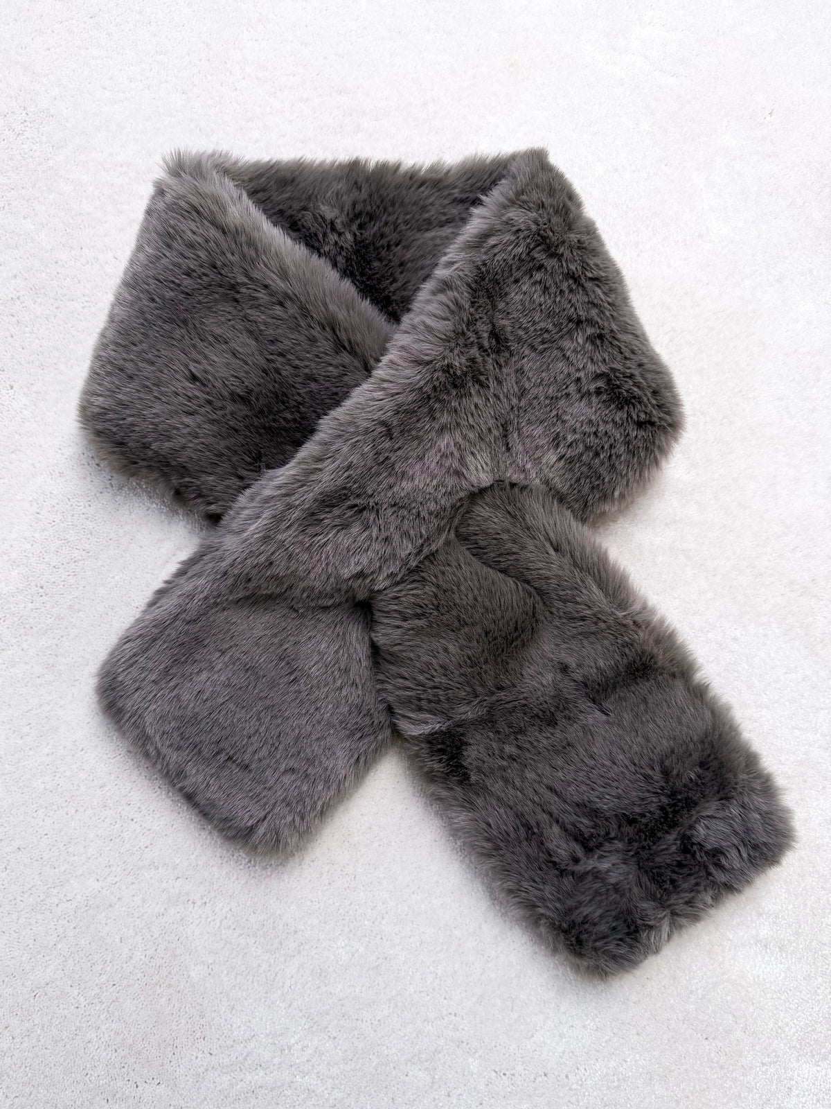 Moteriškas šiltas kailinis šalikas TEGAN Pilka