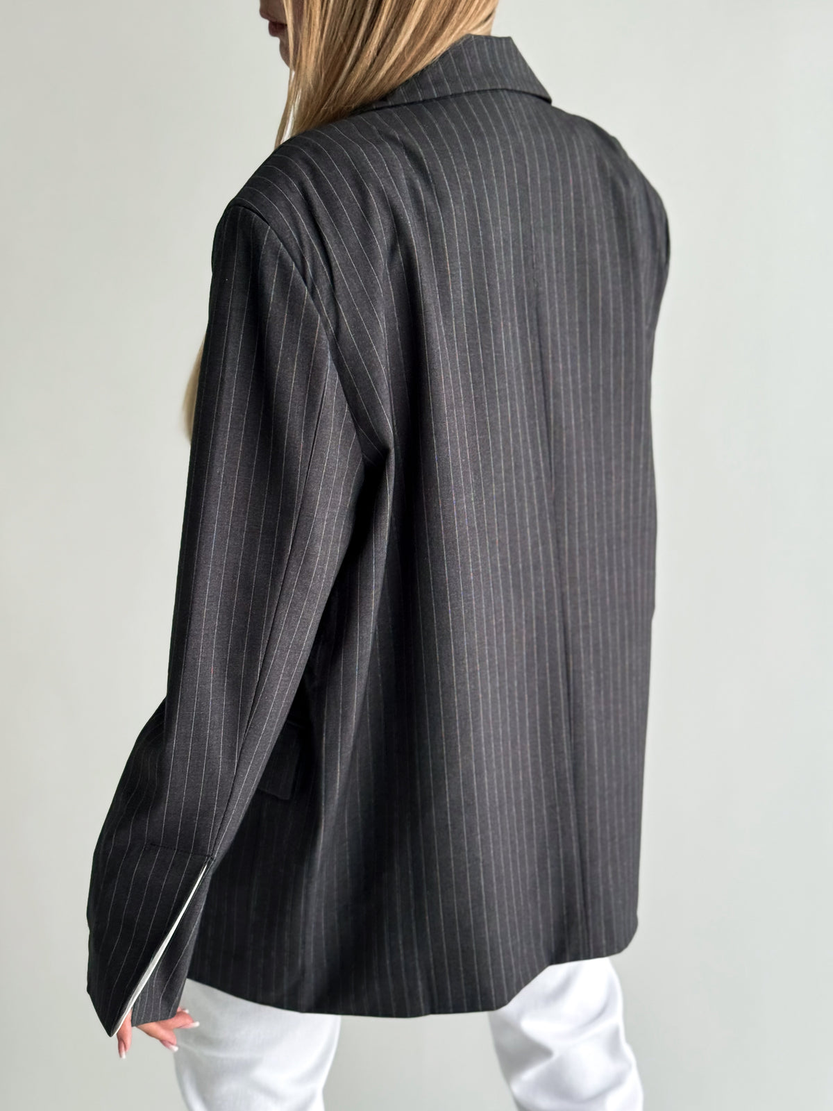 klasikinis-dryzuotas-moteriskas-svarkas-malia-pilka