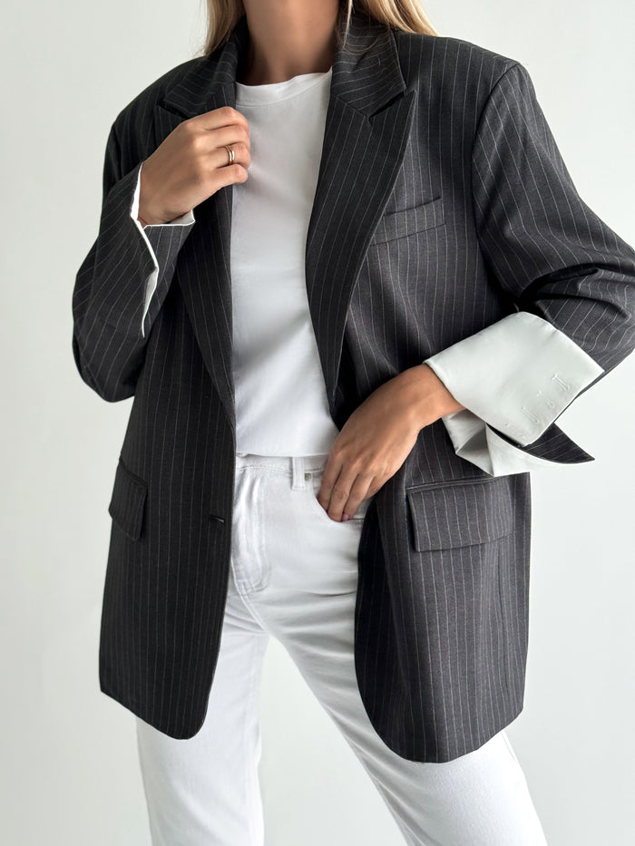 klasikinis-dryzuotas-moteriskas-svarkas-malia-pilka