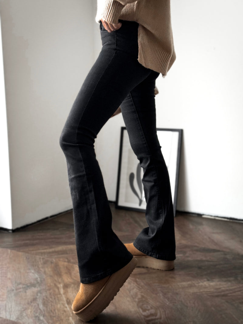 TALL BOOTCUT modelio platėjantys moteriški džinsai aukštu liemeniu OLLIE Juoda