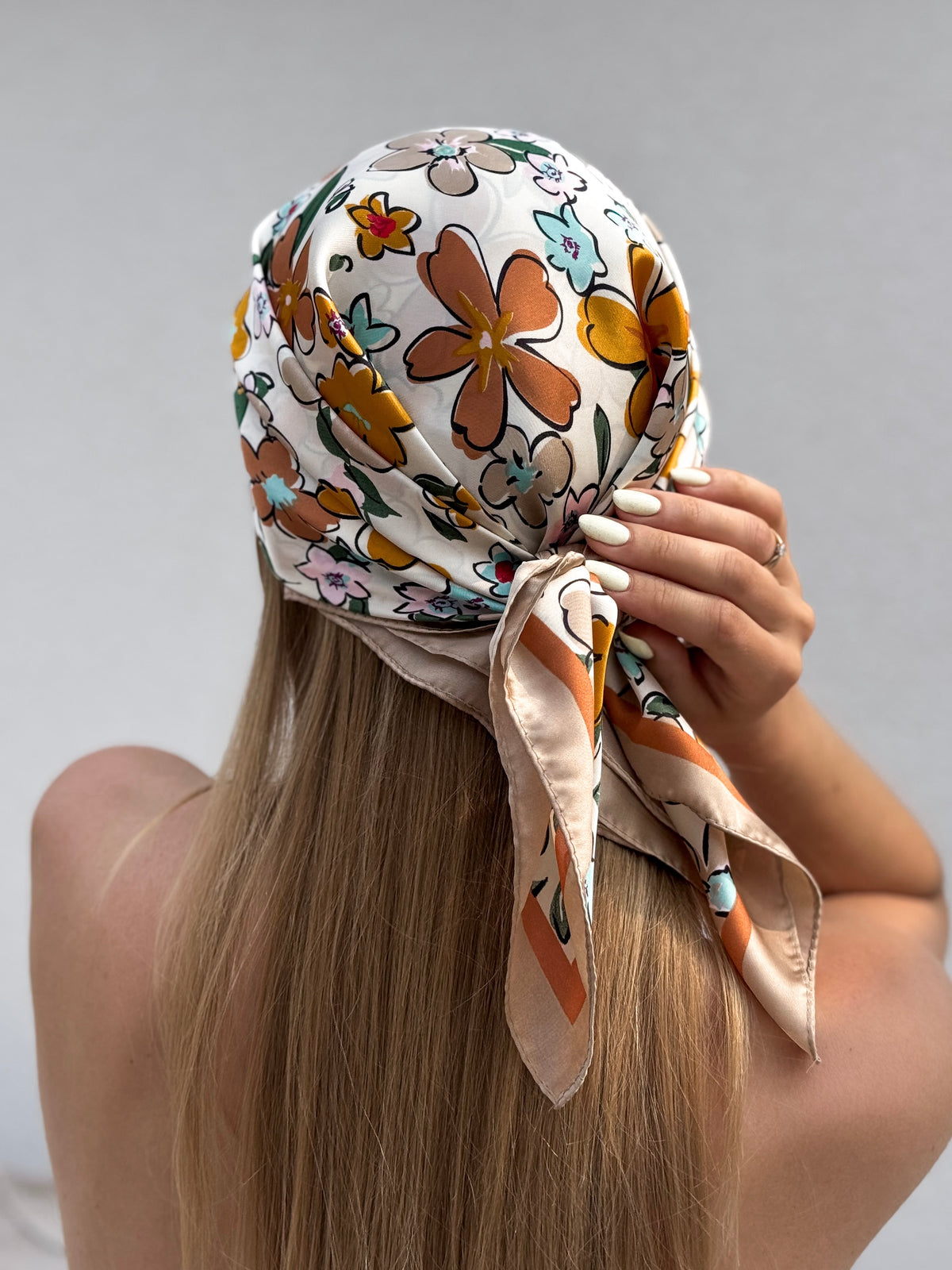 Moteriška gėlėta skara ACACIA Kreminė