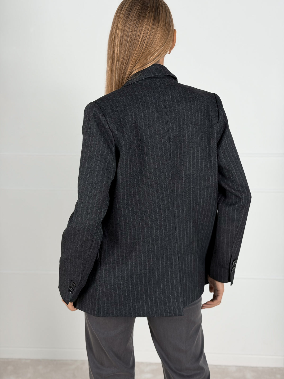 Moteriškas klasikinis dryžuotas švarkas REBECA Juoda