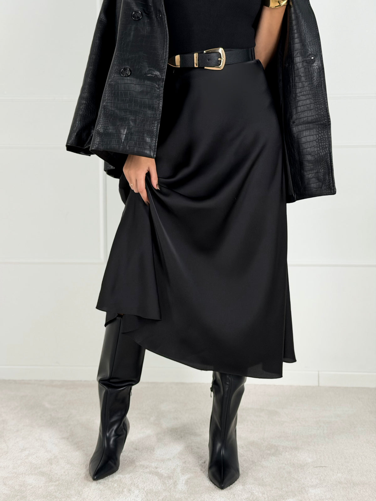 Moteriškas itališkas satino sijonas JENARO Juoda