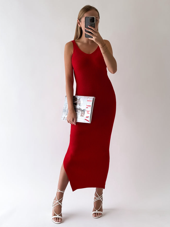 moteriska ilga aptempta raudona suknele