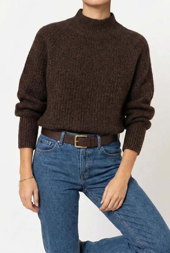 Moteriškas megztinis aukštu kaklu ADEN Tamsiai ruda