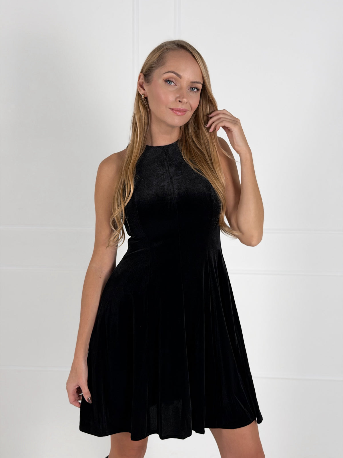 Moteriška veliūrinė suknelė LIANA Juoda