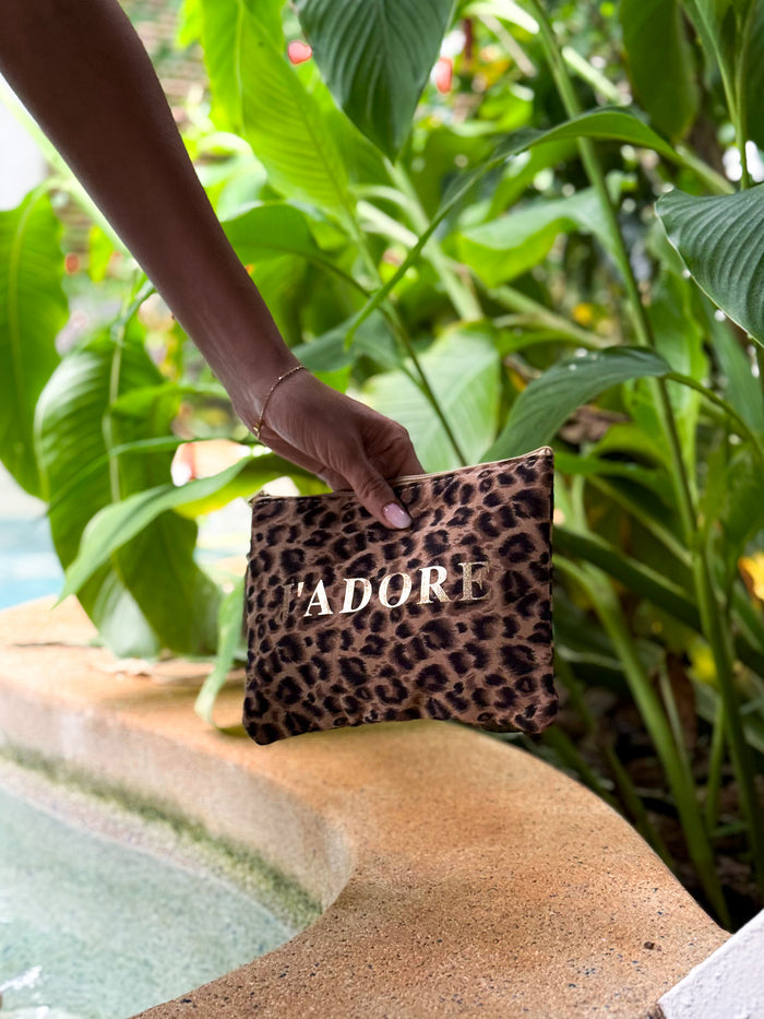 moteriska-leopardo-rasto-kosmetine-jadore