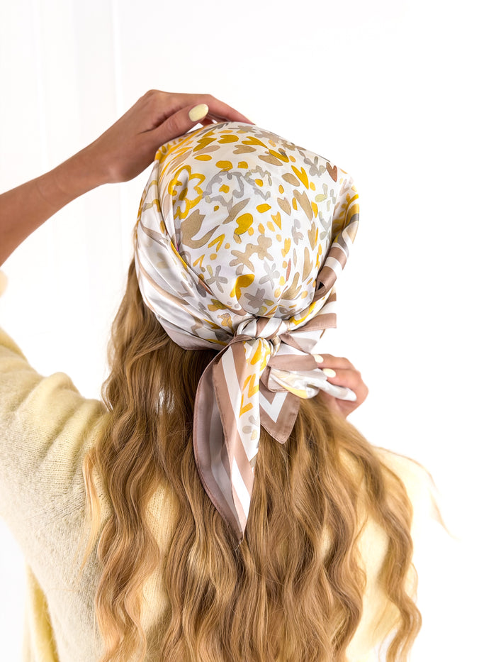 Moteriška gėlėta skara SOLARIS Kreminė