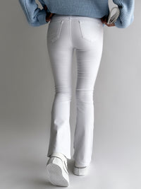 Moteriški aukšto juosmens platėjantys džinsai FRASER Balta