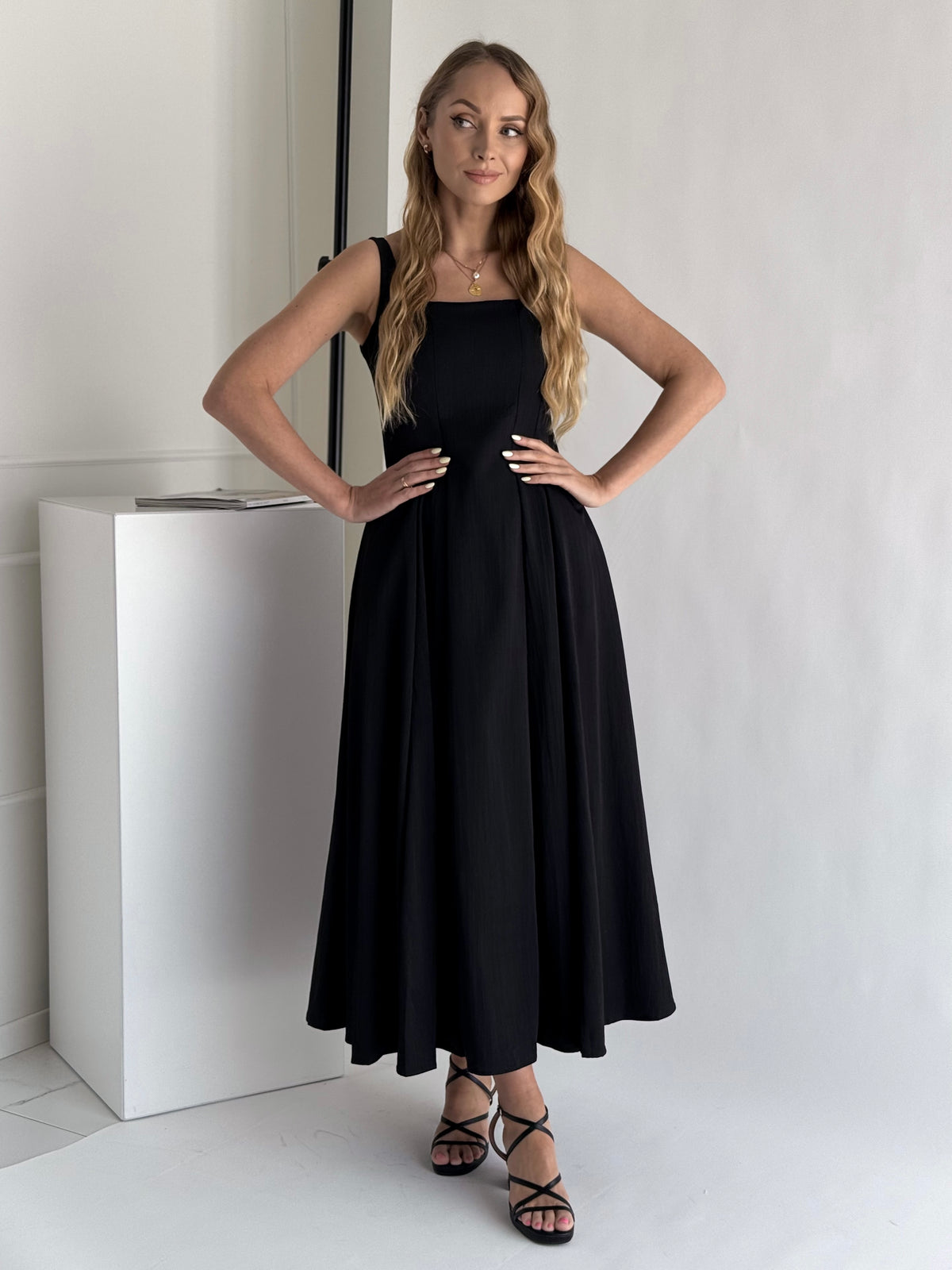 Moteriška ilga suknelė MINDY Juoda