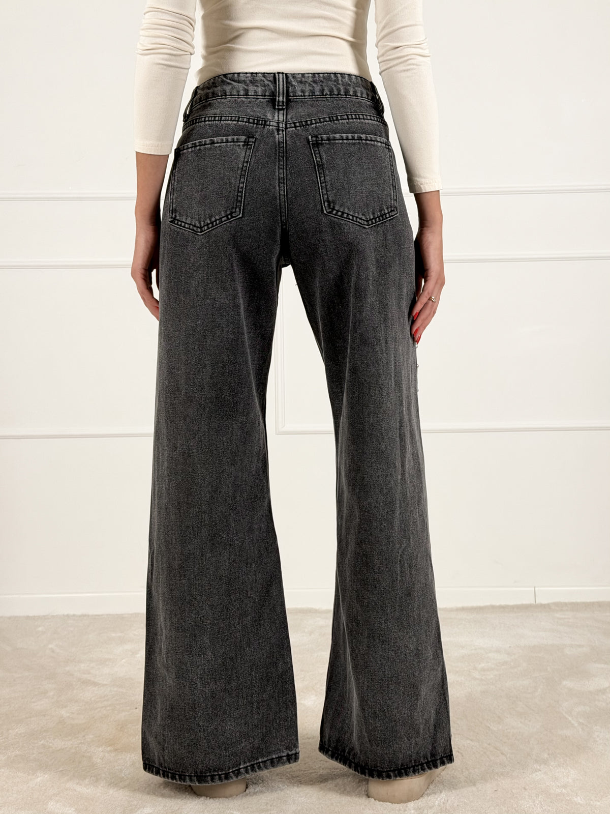 Moteriški platėjantys džinsai su kniedėmis WOODY Pilka