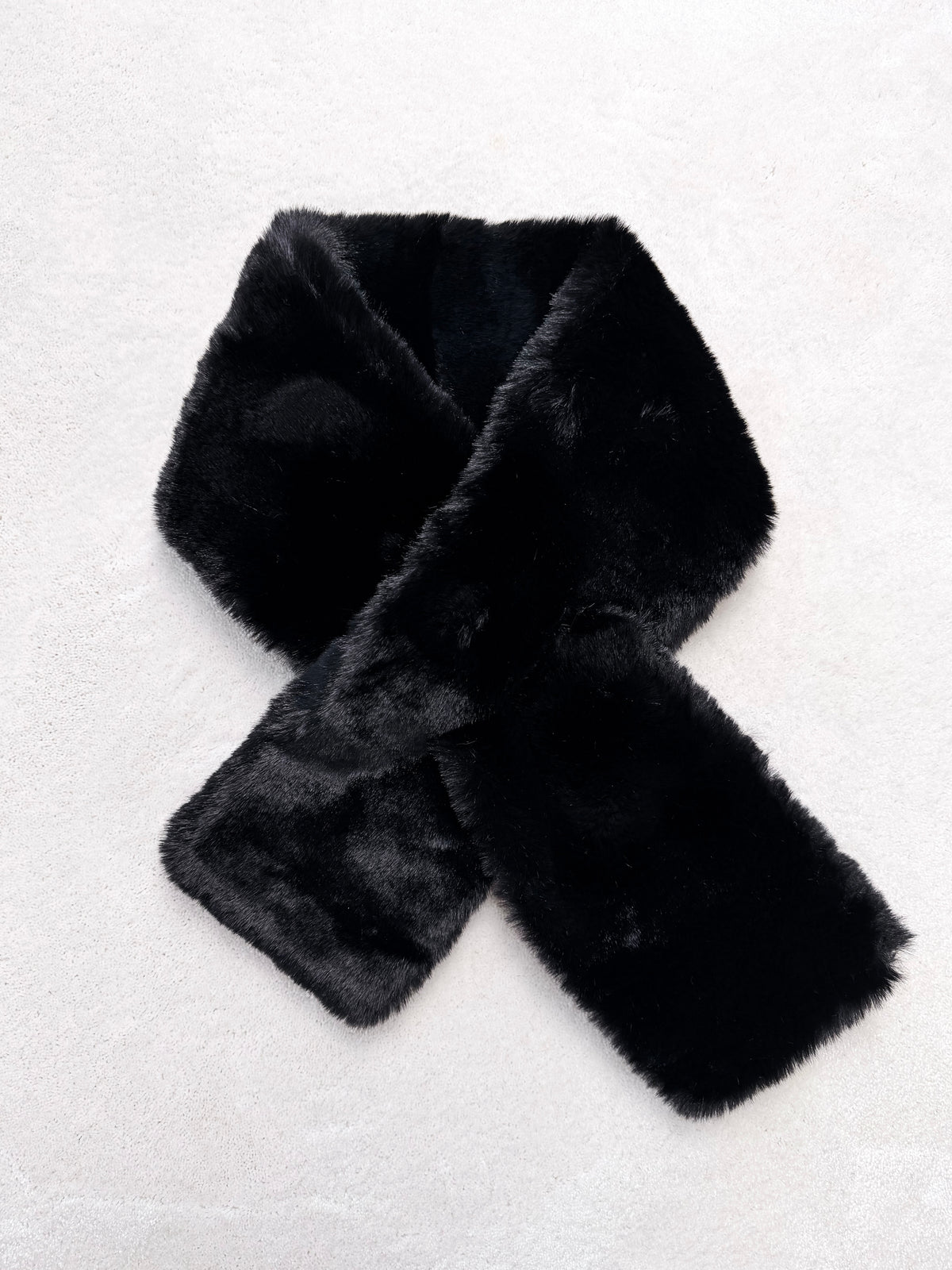 Moteriškas šiltas kailinis šalikas TEGAN Juoda