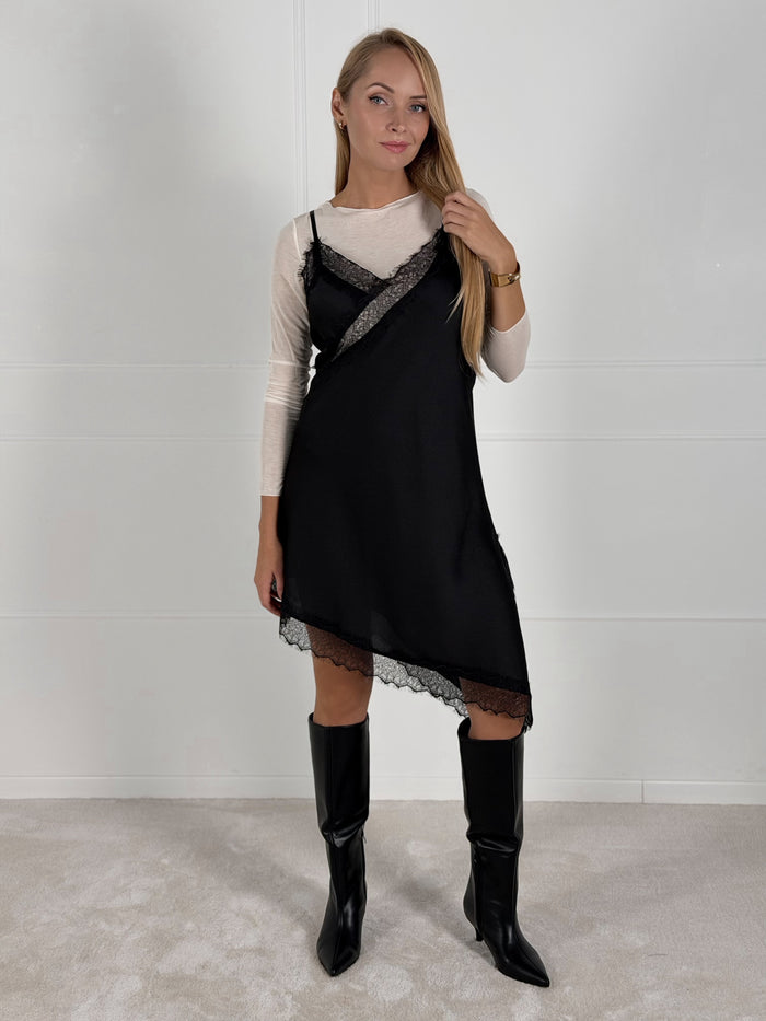 Moteriška itališka satino suknelė SKYLER Juoda