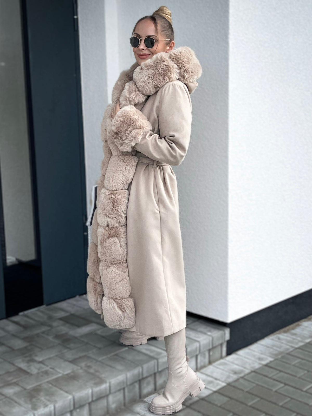 Moteriškas ilgas rudeninis paltas su kailiu FLORENCE Kreminė