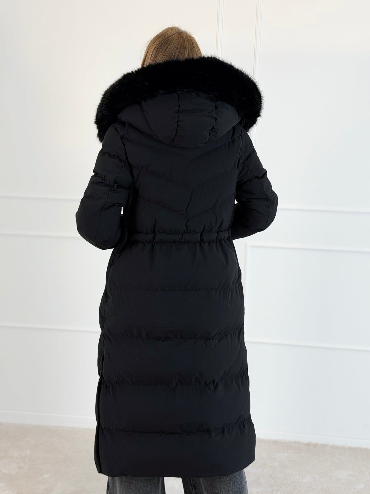 Moteriška ilga žieminė striukė su gobtuvu LUCHO Juoda