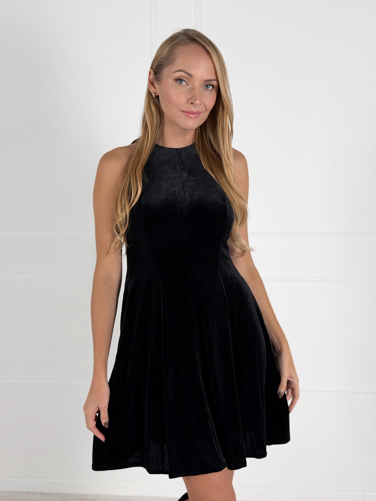 Moteriška veliūrinė suknelė LIANA Juoda