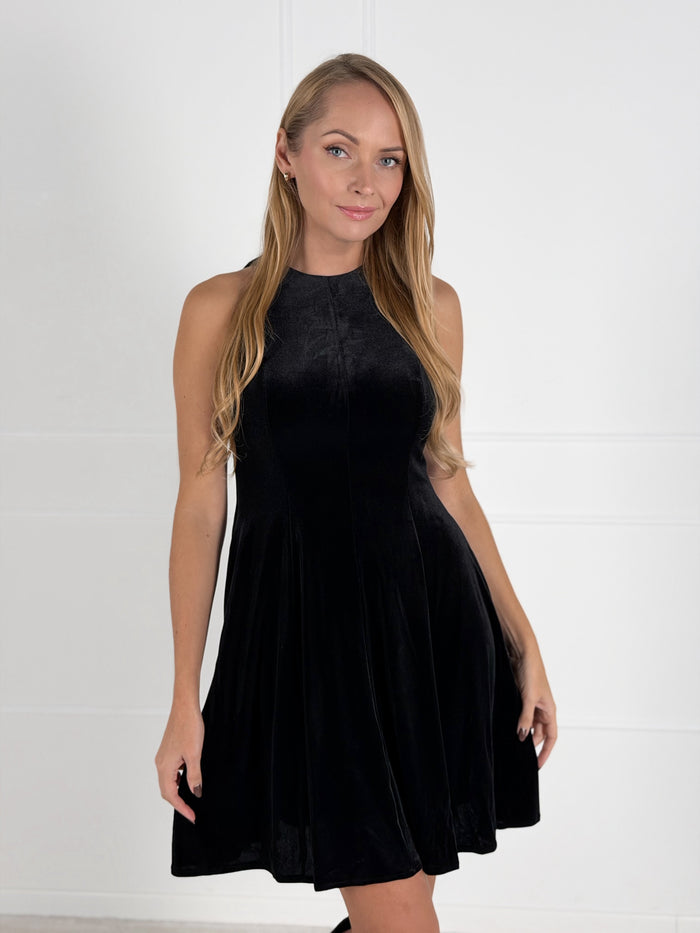 Moteriška veliūrinė suknelė LIANA Juoda