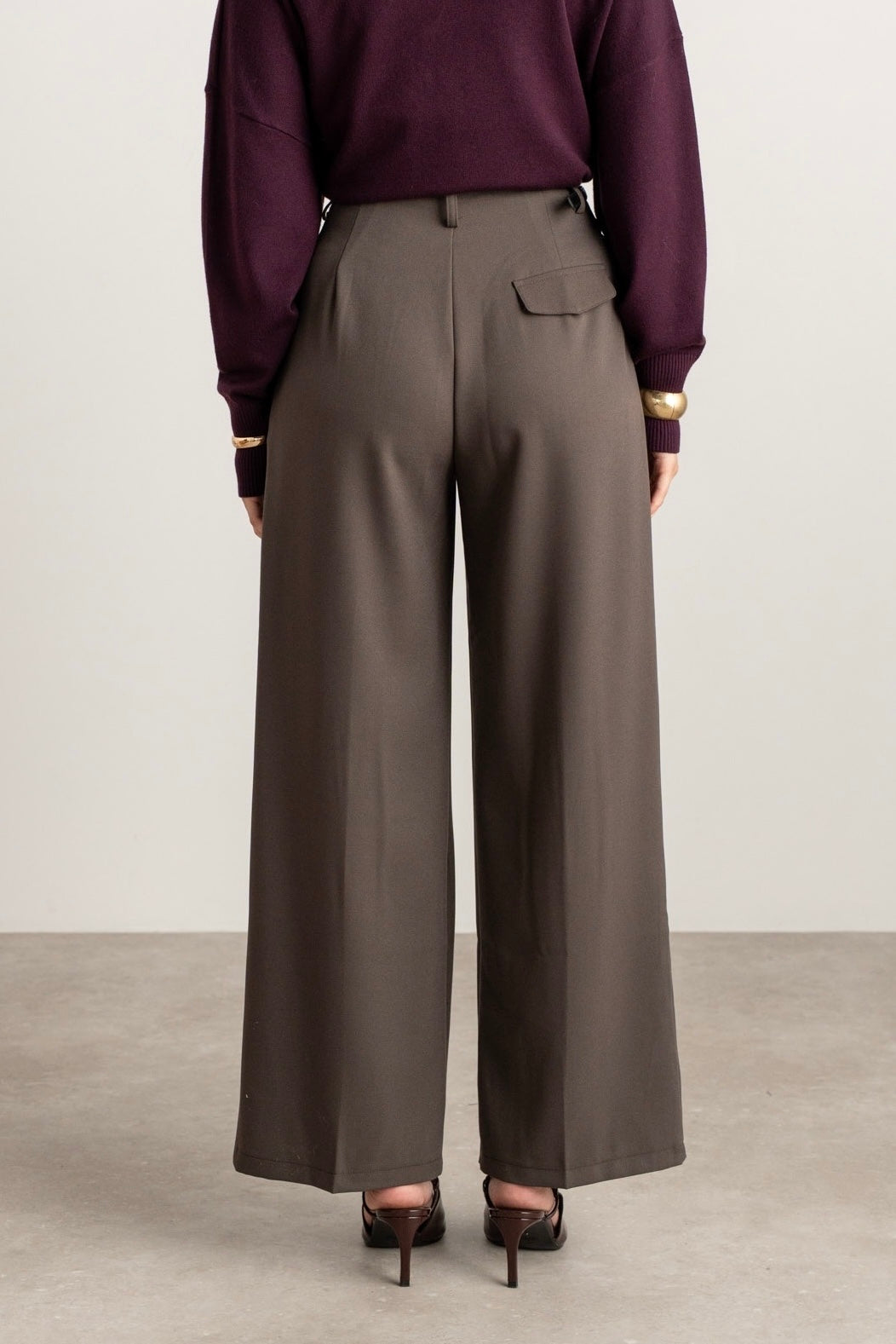 Moteriškos klasikinės kelnės su diržu BASILIO Tamsiai ruda