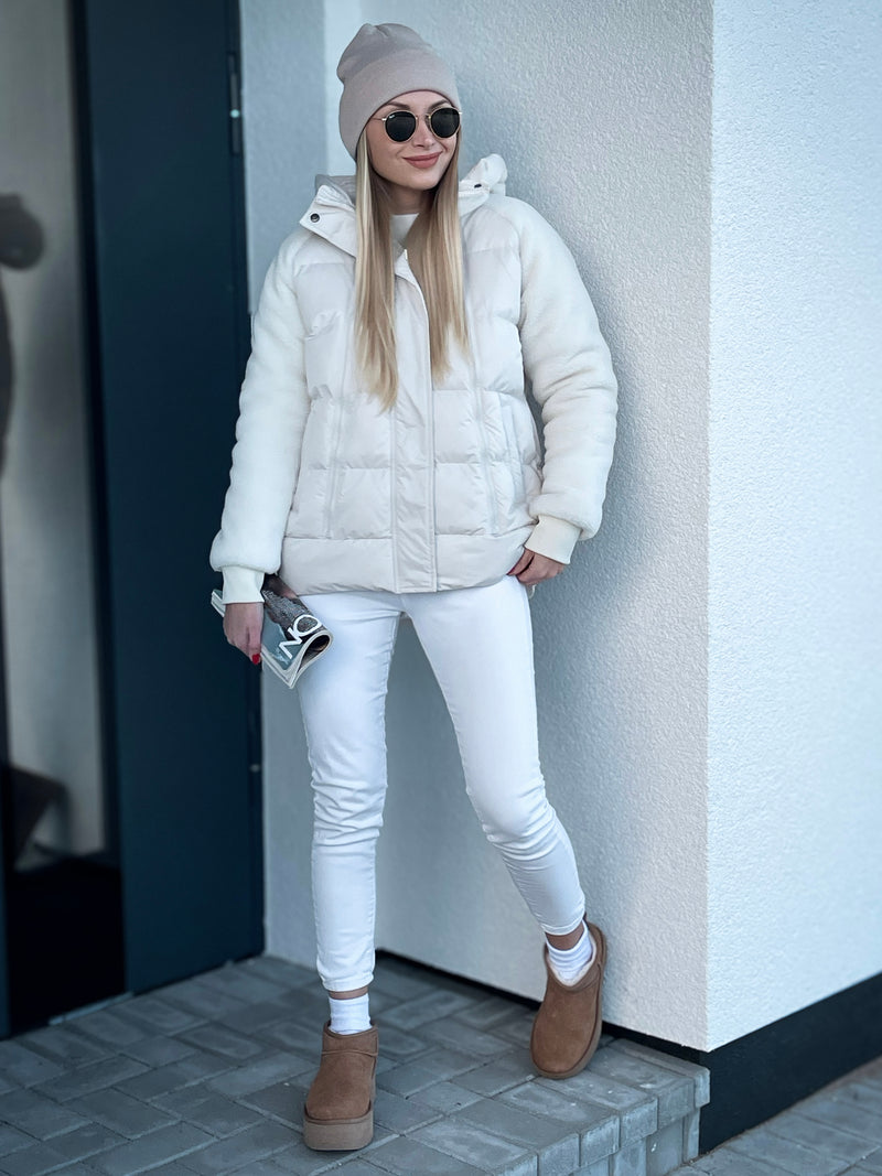 Moteriška trumpa kombinuoto teddy audinio striukė su gobtuvu LESLIE Balta