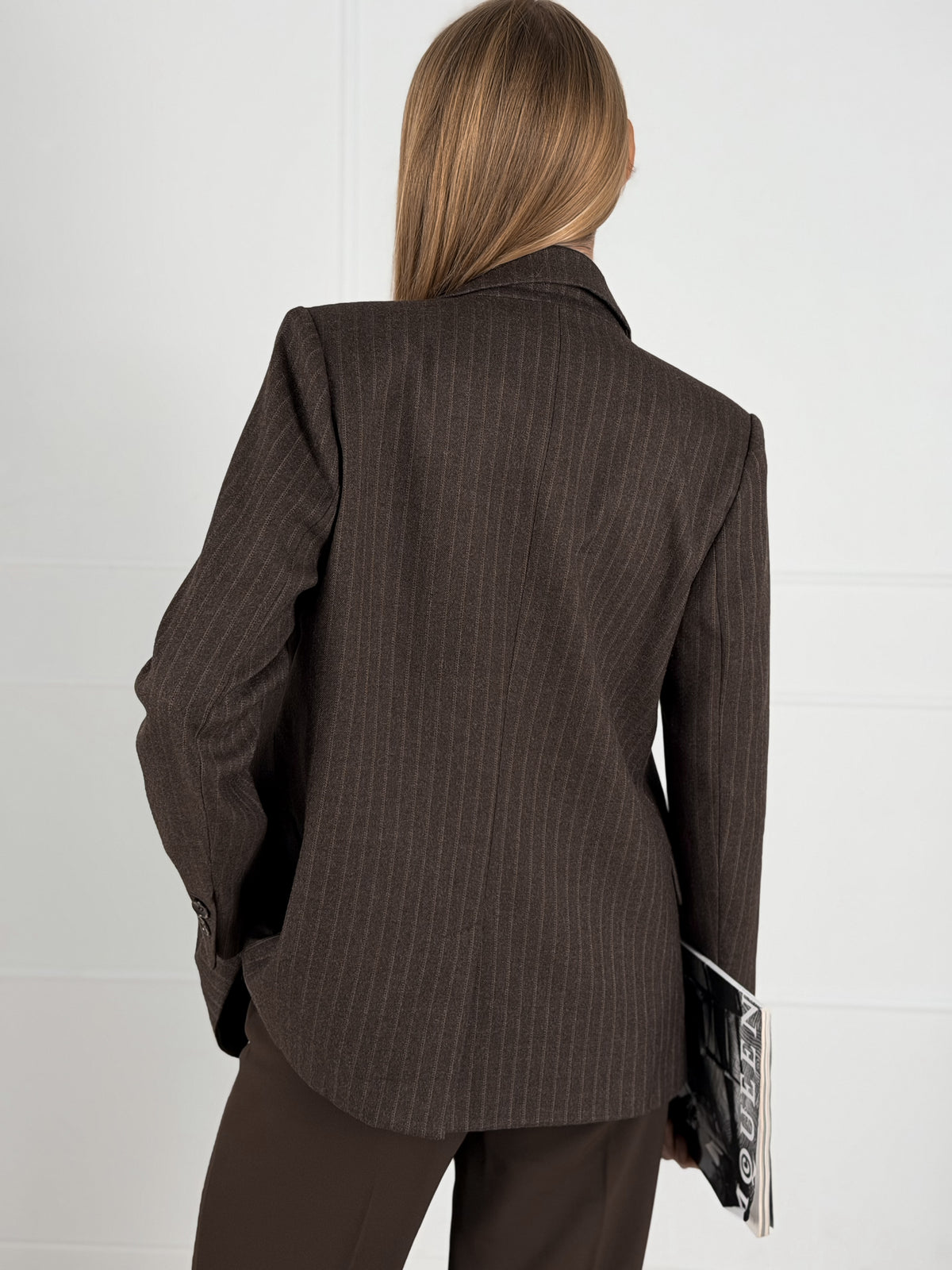 Moteriškas klasikinis dryžuotas švarkas REBECA Ruda