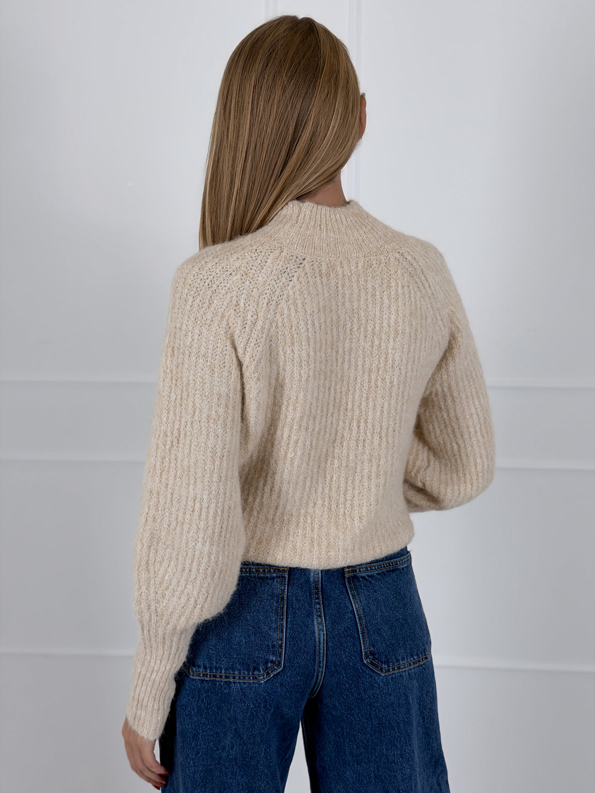 Moteriškas megztinis aukštu kaklu ADEN Kreminė